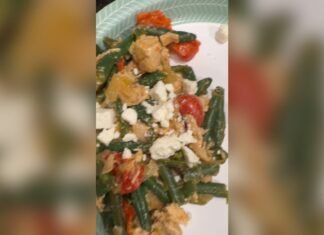 Easy Creamy Garlic Chicken & Veggie Skillet (One-Pan Dinner!) Creamy garlic chicken with green beans, cherry tomatoes and feta