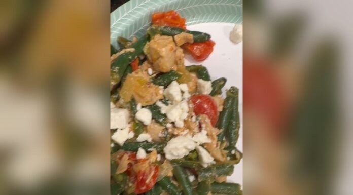 Easy Creamy Garlic Chicken & Veggie Skillet (One-Pan Dinner!) Creamy garlic chicken with green beans, cherry tomatoes and feta